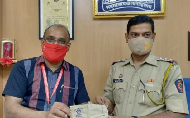 सामाजिक दायित्व निभाते हुये महामंत्री कॉम. वेणू पी नायर जी ने मुंबई के CSMT GRP ऑफिस के वरिष्ठ निरीक्षक श्री प्रवीण भगत जी और उनके सभी स्टाफ के लिये मास्क भेट किये और सभी पोलीस स्टाफ कि (कोविड योद्धाओ) प्रशंसा कि|