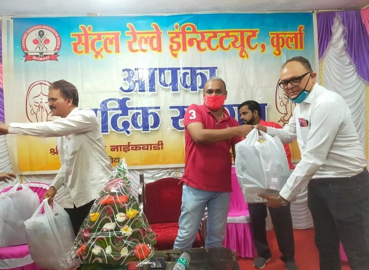 २१/०२/२०२२ को सेंट्रल रेल्वे इंस्टिट्यूट, कुर्ला के सदस्यों को महामंत्री कॉम. वेणु पी नायर जी के हाथो उपहार भेट किये गए |