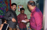 नॅशनल रेल्वे मजदूर यूनियन द्वारा श्री कमलेश जगताप जी और उनके परिवार को 50000/-(पचास हजार रुपये) कि सहाय्यता निधी महामंत्री जी के हाथो प्रदान कि गयी