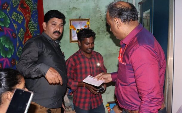 नॅशनल रेल्वे मजदूर यूनियन द्वारा श्री कमलेश जगताप जी और उनके परिवार को 50000/-(पचास हजार रुपये) कि सहाय्यता निधी महामंत्री जी के हाथो प्रदान कि गयी
