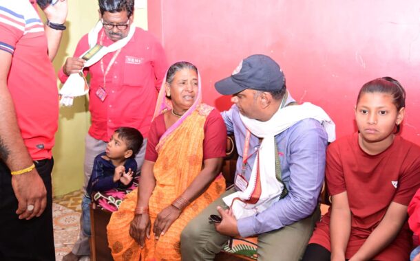 आज दिनांक 21/04/2023 को NRMU(CR/KR) के आदरणीय महामंत्री जी ने भुसावल मंडल के मनमाड़ O/L ब्रांच के तहत लासलगांव मे हुये चार शहीद  ट्रैक मैन भाइयो के घर जा कर उनके माता पिता एवं बच्चों के हाल खबर लिए।