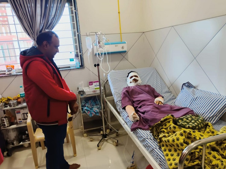 GS MET SHRI VIKAR KUMAR LOCO PILOT/WD OF SUR DIVISION AT HOSPITAL IN SOLAPUR TO ENQUIRE ABOUT HIS HEALTH AND TO PROVIDE ANY HELP REQUIRED FROM UNION SIDE.
