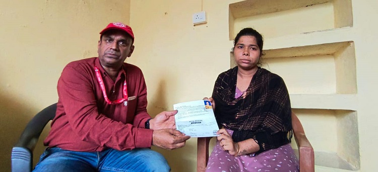 दिनाँक 21/07/2023 को हमारे NRMU के आदरणीय महामंत्री कॉ. वेणु पी नायर जी , मुंबई मंडल के ADS कॉ. जॉन और NRMU पनवेल शाखा के पाधाधिकारीगण* दिवंगत श्री अनिल बाग जी के घर जाकर पीड़ित परिवार कि सांत्वना कि और उनकी आत्मा की शांति के लिए दो मिनट का मौन रखकर श्रधांजलि दी। NRMU कि तरफ से पीडित परिवार को एक लाख RS. 1,00,00/- कि आर्थिक सहायता कि गयी |