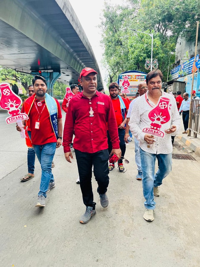 महामंत्री कॉम वेणु पी नायर जी द्वारा मुंबई मंडल के सारे स्टेशन, डिपो, कारखाना, डीजल/लोको  शेड, स्टोर्स, प्रिंटिंग प्रेस, सिग्नल & टेलीकॉम ऑफिस और हॉस्पिटल्स  में E C C  सोसाइटी  का जोरदार इलेक्शन प्रचार |
