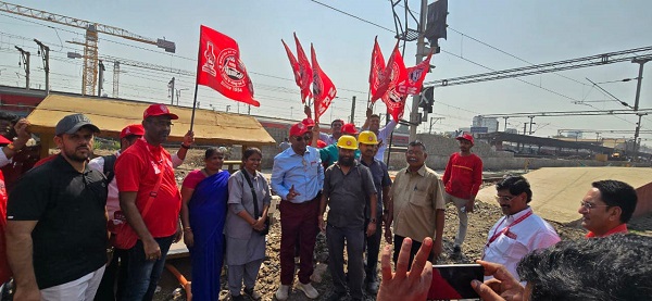 आज दि. 07/11/2024 को NRMU( CR/KR) के महामंत्री कॉम्रेड वेणू पी. नायर जी ने CSMT यार्ड में रेल्वे में होनेवाले मान्यता के चुनाव का सुबह 09:30 बजे शुभारंभ किया।