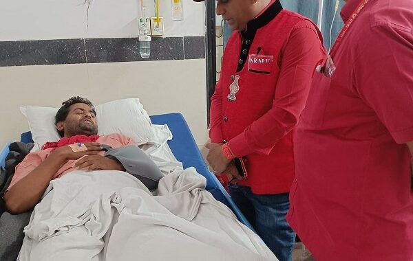 महामंत्री वेणु पी नायर जी १४/११/२०२४ की रात ८.३० बजे ऑन ड्यूटी घायल हुए घोड़ाडोंगरी के ट्रैकमन कॉमरेड ओम प्रकाश जी से मिलने नागपुर रेलवे हॉस्पिटल पहुंचे|