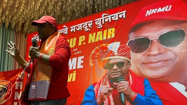 दिनांक २७/११/२०२४ को मुंबई स्थित धारावी में महामंत्री कॉ. वेणु पी नायर जी ने रेल कर्मचारी एव उनके परिवार से मुलाकात की और मीटिंग में उपस्थित सभी लोगो को संभोदित किया।