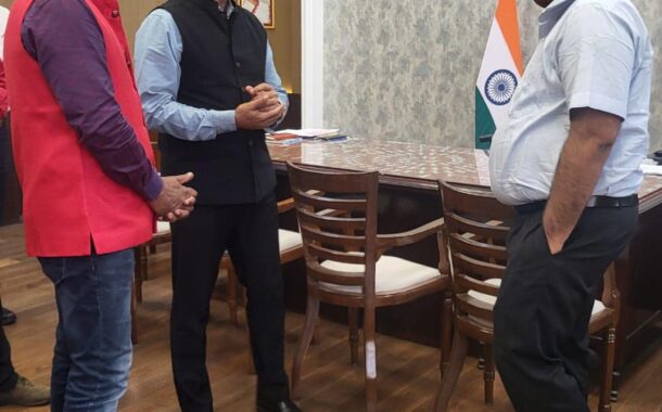 ON 31.12.2024 NRMU CADERS UNDER THE LEADERSHIP OF GS COM. VENU P NAIR BID FAREWELL TO SHRI RAJNEESH GOYAL, EX-DRM-BB DIVISION AND AT THE SAME TIME WELCOMED NEW DRM-BB DIVISION SHRI HIRESH MEENA
