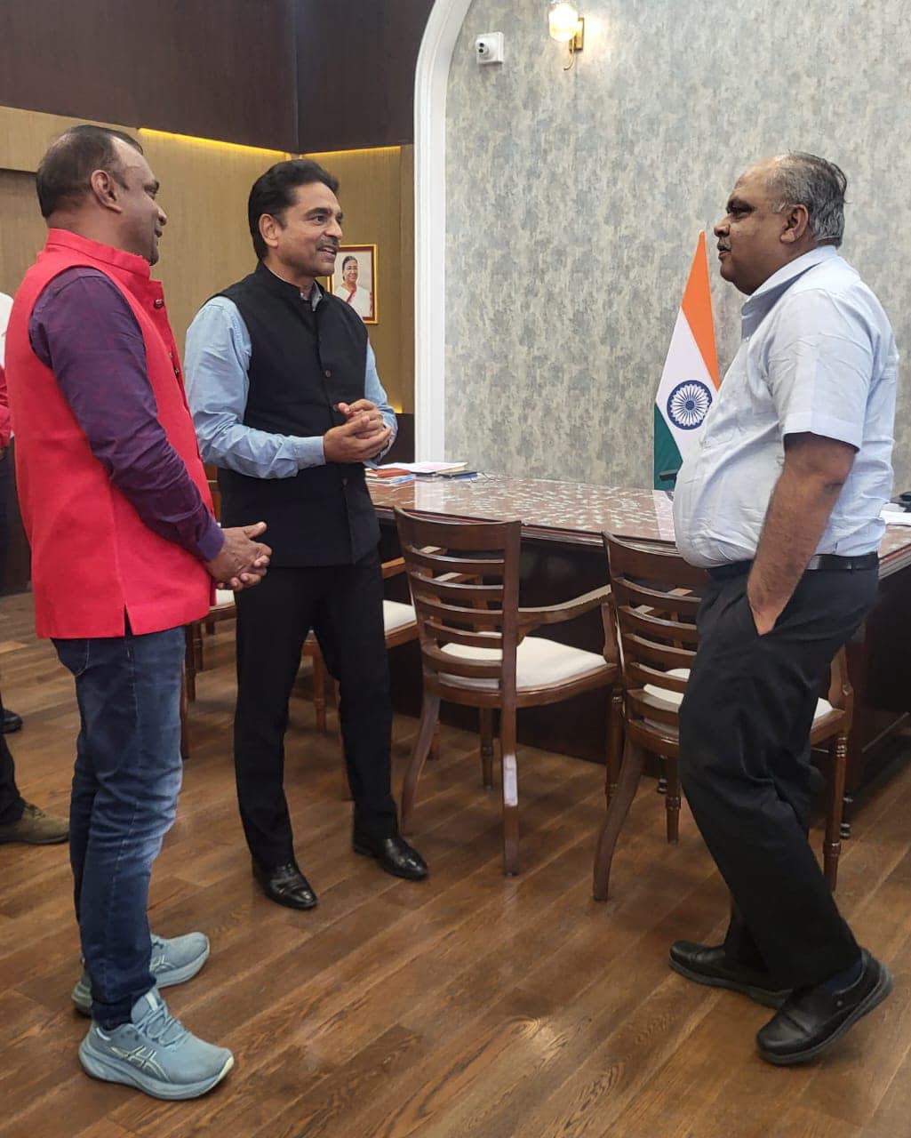 ON 31.12.2024 NRMU CADERS UNDER THE LEADERSHIP OF GS COM. VENU P NAIR BID FAREWELL TO SHRI RAJNEESH GOYAL, EX-DRM-BB DIVISION AND AT THE SAME TIME WELCOMED NEW DRM-BB DIVISION SHRI HIRESH MEENA