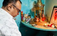 दिनांक 11/03/2025 को सुबह 8.15 बजे आदरणीय महामंत्री कॉम  वेणु पी नायर जी ने हाल ही में निधन हुए स्वर्गीय कॉम मनोज गायकवाड़ इनके घर अजनी में जाकर उनकी प्रतिमा को पुष्पांजलि अर्पित की तथा उनके परिवार वालों को मिलकर उनकी सांत्वना की |