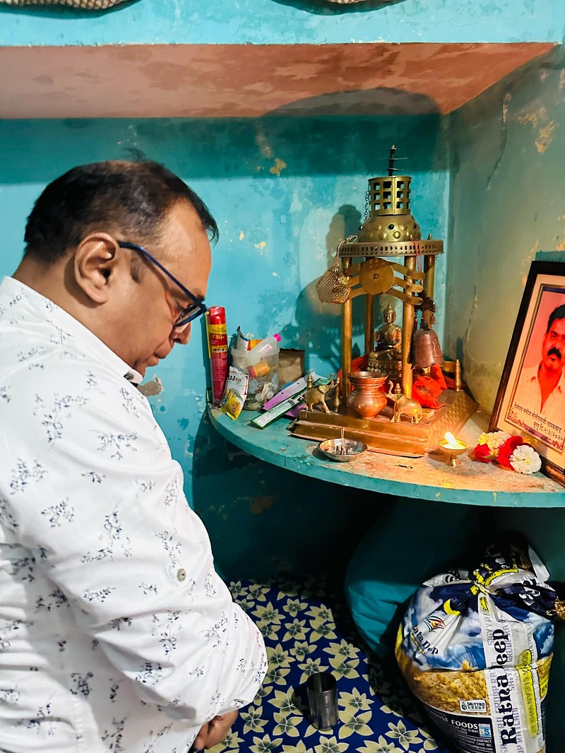 दिनांक 11/03/2025 को सुबह 8.15 बजे आदरणीय महामंत्री कॉम  वेणु पी नायर जी ने हाल ही में निधन हुए स्वर्गीय कॉम मनोज गायकवाड़ इनके घर अजनी में जाकर उनकी प्रतिमा को पुष्पांजलि अर्पित की तथा उनके परिवार वालों को मिलकर उनकी सांत्वना की |