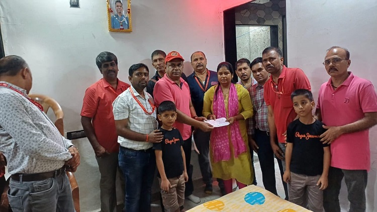 FINACIAL ASSISTANCE OF RS. 1,00,000 (ONE LAKH)PROVIDED BY THE HANDS OF GS/NRMU(CR/KR) COM. VENU P NAIR  TO THE FAMILY OF DECEASED LATE SHIR ASHOK KUMAR WHO DIED ON DUTY