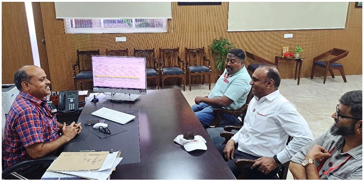 दिनांक 06 अक्टूबर 2025 को NRMU (CR/KR) के महामंत्री कॉ. वेणु पी. नायर जी, कार्याध्यक्ष कॉ. विनय सावंत, माटुंगा संयोजक कॉ. चेतन सवाल, तथा माटुंगा कारखाने की दोनों शाखाओं के अध्यक्ष, सचिव एवं अन्य पदाधिकारियों ने CWM, माटुंगा कारखाना से मुलाकात की। इस मीटिंग में कामगारों के महत्वपूर्ण विषयों पर चर्चा हुयी|