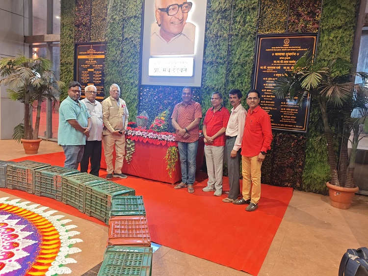 NRMU (CR/KR) च्या   ७१ व्या वार्षिक सर्वसाधारण सभेपूर्वी कोंकण रेल्वेचे  शिल्पकार प्रा. मधू दंडवते यानं मान वंदना