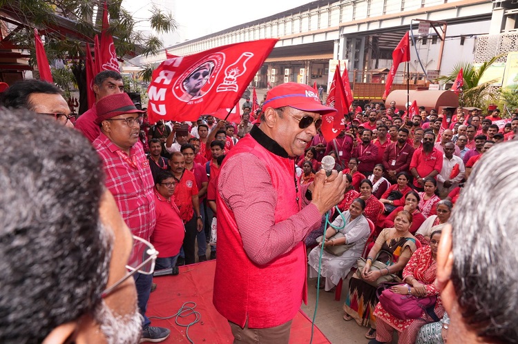 UNDER THE LEADERSHIP OF GS-NRMU(CR/KR) COM. VENU P. NAIR, ENTIRE NRMU(CR/KR) EXTENDED MORAL SUPPORT TO THE NATION WIDE STRIKE AGAINST 