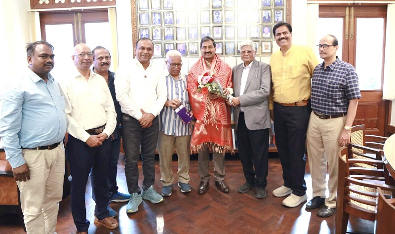 ON 30.01.2026 GS/NRMU(CR/KR) COM. VENU P. NAIR CONGRATULATE GM/CR&WR, SHRI VIVEK GUPTA JI IN THE PRESENCE OF GS/AIRF SHRI SHIVGOPAL MISHRA AND GS WREU SHRI J R BHOSLE.