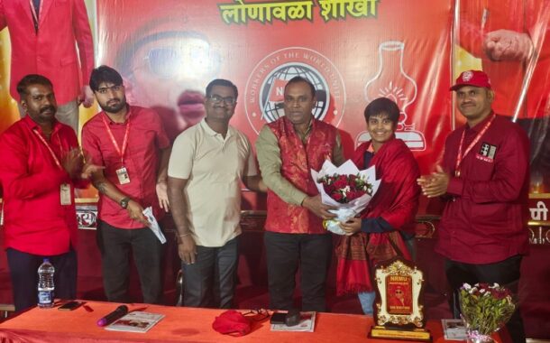 दिनांक 07/02/2026 को सायं 6 बजे लोनावाला शाखा का वार्षिक सर्व साधारण सभा का आयोजन आदरणीय महामंत्री कामरेड वेणु पी. नायर साहब (CR/KR महामंत्री) के मार्गदर्शन में सफलतापूर्वक संपन्न हुआ। इस अवसर पर सेंट्रल रेलवे इंस्टिट्यूट, लोनावाला के माध्यम से राशि व्यास का महाराष्ट्र क्रिकेट एसोसिएशन में चयन होने पर उन्हें आदरणीय महामंत्री जी के करकमलों द्वारा पुष्पगुच्छ भेंट कर सम्मानित किया गया।