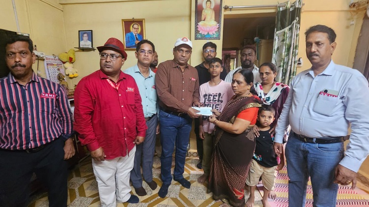 आपले दिवंगत कामगार कॉम. निलेश बुकाणे यांच्या घरी महामंत्री वेणु पी नायर यांनी भेट देऊन कुटुंबीयांचे सांत्वन केले. यावेळी त्यांच्या कुटुम्बियाना ची आर्थिक सहाय्यता ₹1,00,000/- रक्कम प्रदान करण्यात आली