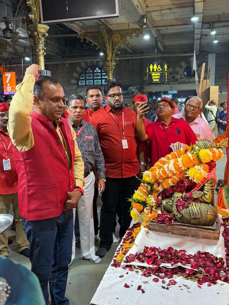 CSMT LOBBY येथे छत्रपती शिवाजी महाराज जयंती निमित कार्यक्रमात महामंत्री कॉम. वेणु पी. नायर हयानी छत्रपती शिवाजी महाराजांचे दर्शन घेतले.