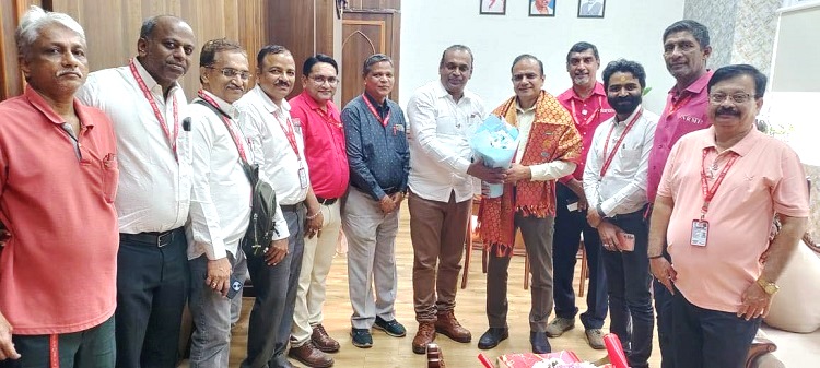 ON 13.02.2026 NRMU DELEGATION HAD COURTESY CALL TO MEET PCOM CENTRAL RAILWAY SHRI S.S. GUPTA