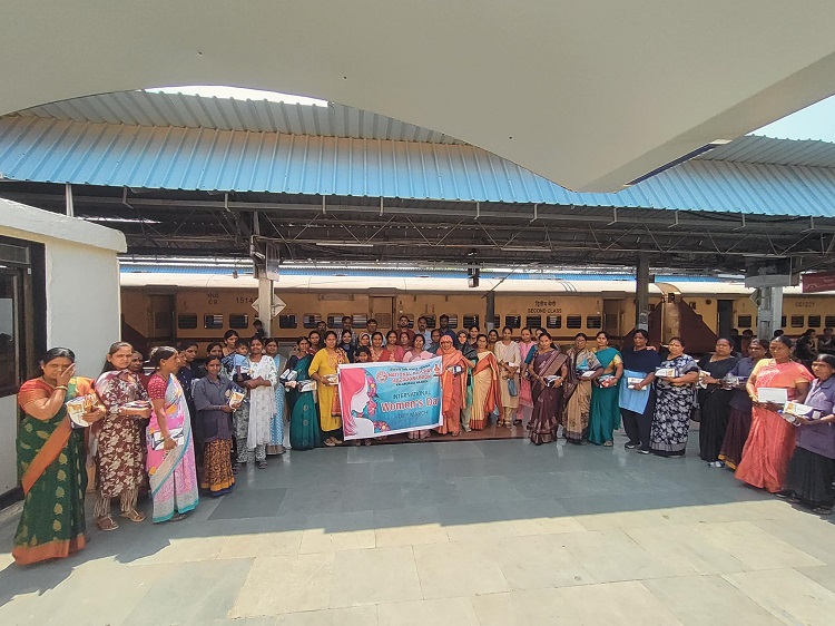 दिनांक ०८.०३.२०२६ को नेशनल रेलवे मजदूर यूनियन द्वारा अंतर्राष्ट्रीय महिला दिवस को बड़े जल्लोष से सेट्रल रेलवे के सारे मंडलों में मनाया गया |