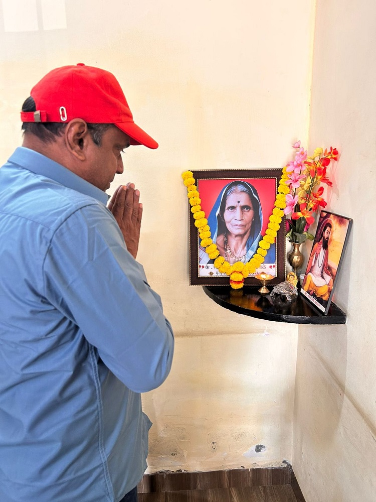 आज दिनांक 17/03/26 को प्रातः 10:45 बजे आदरणीय महामंत्री कॉ. वेणु पी नायर जी ने स. महामंत्री कॉ. विवेक नायर जी के साथ सोलापुर मंडल अध्यक्ष कॉ. संभाजी लक्ष्मणराव कांबले जी के निवास पर जाकर उनकी माताजी के निधन पर गहरी संवेदना व्यक्त की।