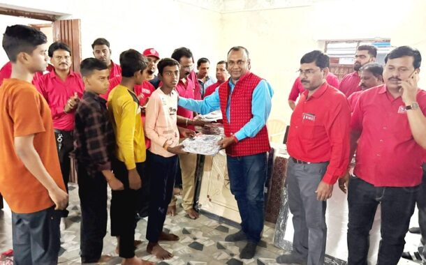 दिनांक 05 मार्च 2026 को दोपहर महामंत्री कॉम. वेणु पी नायर जी ने भुसावल में संत गाडगे महाराज वस्तीगृह को स्नेहपूर्ण भेट दी और बच्चों को स्कूल बैग और  कैरम बोर्ड प्रदान किये गए |