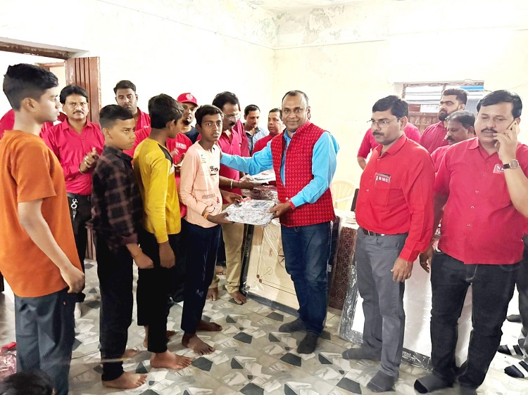 दिनांक 05 मार्च 2026 को दोपहर महामंत्री कॉम. वेणु पी नायर जी ने भुसावल में संत गाडगे महाराज वस्तीगृह को स्नेहपूर्ण भेट दी और बच्चों को स्कूल बैग और  कैरम बोर्ड प्रदान किये गए |