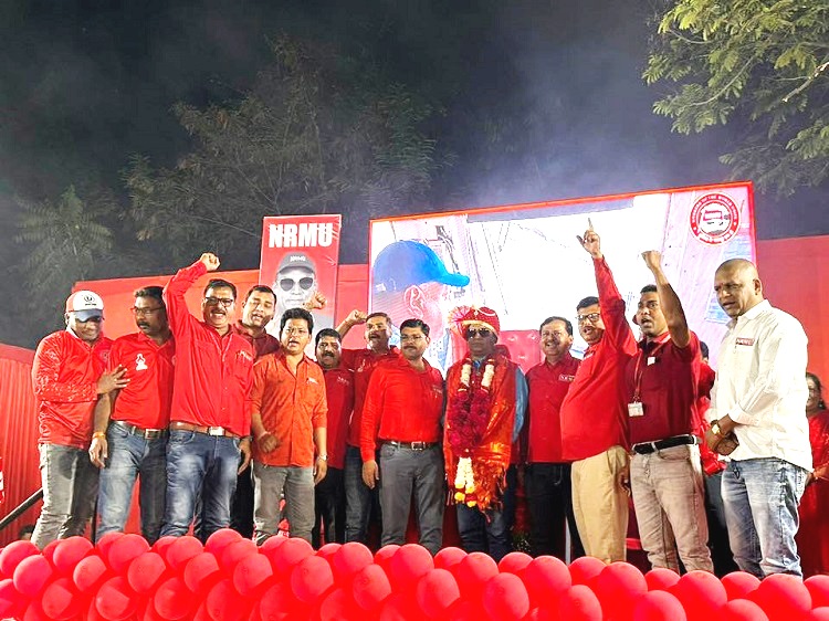 दिनांक 05 मार्च 2026 को नेशनल रेलवे मजदूर यूनियन की रनिंग स्टाफ शाखा, भुसावल का वार्षिक अधिवेशन रंग भवन, भुसावल में महामंत्री कामरेड वेणु पी. नायर जी के उपस्थिति में अत्यंत उत्साहपूर्ण एवं जोशीले माहौल में संपन्न हुआ।