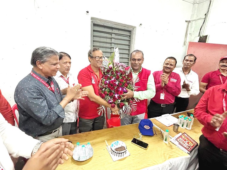 दिनांक 06/03/2026 को कल्याण में ऑर्डिनेशन की मीटिंग आदरणीय महामंत्री कॉमरेड वेणु पी. नायर जी की अध्यक्षता में शाम 7:30 बजे शुरू हुई।