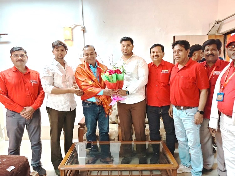 नेशनल रेलवे मजदूर यूनियन के महामंत्री आदरणीय कामरेड वेणु पी. नायर जी के भुसावल दौरा कार्यक्रम के दौरान भुसावल नगर परिषद के नगरसेवकों ने उनसे औपचारिक भेंट की।