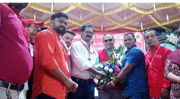 नॅशनल रेल्वे मजदूर यूनियन (NRMU) के संघर्षनायक आदरणीय महामंत्री कॉम्रेड वेणू पी. नायर जी की प्रमुख उपस्थिति में दिनांक 07/03/2026 को कल्याण इंस्टिट्यूट में एक महत्वपूर्ण कार्यक्रम मे महामंत्री जी की प्रभावशाली कार्यशैली से प्रेरित होकर रेल कामगार सेना, विद्युत लोकोशेड कल्याण यूनिट के सक्रिय पदाधिकारीयोने एव अन्य सक्रिय सदस्यों ने महामंत्री जी के करकमलों द्वारा नॅशनल रेल्वे मजदूर यूनियन (NRMU) में प्रवेश किया।