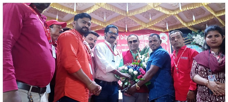 नॅशनल रेल्वे मजदूर यूनियन (NRMU) के संघर्षनायक आदरणीय महामंत्री कॉम्रेड वेणू पी. नायर जी की प्रमुख उपस्थिति में दिनांक 07/03/2026 को कल्याण इंस्टिट्यूट में एक महत्वपूर्ण कार्यक्रम मे महामंत्री जी की प्रभावशाली कार्यशैली से प्रेरित होकर रेल कामगार सेना, विद्युत लोकोशेड कल्याण यूनिट के सक्रिय पदाधिकारीयोने एव अन्य सक्रिय सदस्यों ने महामंत्री जी के करकमलों द्वारा नॅशनल रेल्वे मजदूर यूनियन (NRMU) में प्रवेश किया।