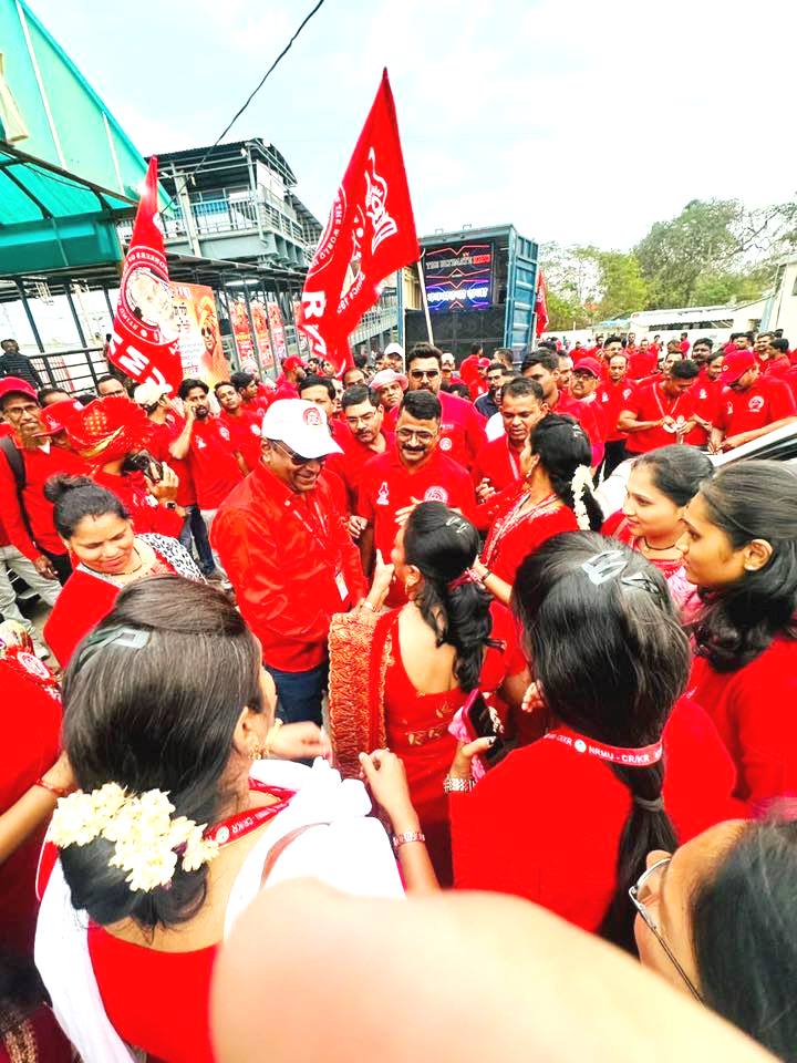 दिनांक 30 मार्च 2026 को नेशनल रेलवे मजदूर यूनियन, मनमाड की ओपन लाइन एवं कारखाना शाखा का संयुक्त अधिवेशन भव्य और उत्सवपूर्ण माहौल में सफलतापूर्वक संपन्न हुआ।