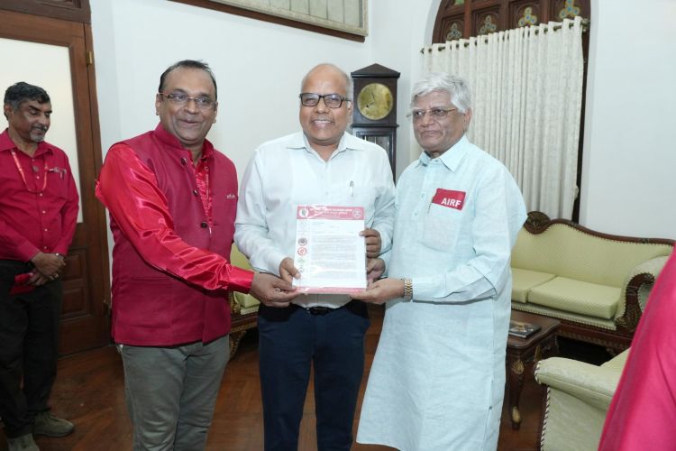एनआरएमयू (सीआर/केआर) द्वारा 8 मई 2026 को मुंबई स्थित डीआरएम कार्यालय के समक्ष आयोजित 1974 की ऐतिहासिक रेलवे हड़ताल के 52वें स्मृति दिवस का कार्यक्रम एक विशाल, प्रेरणादायक और ऐतिहासिक एकता, संघर्षशीलता तथा ट्रेड यूनियन शक्ति के प्रदर्शन में परिवर्तित हो गया।