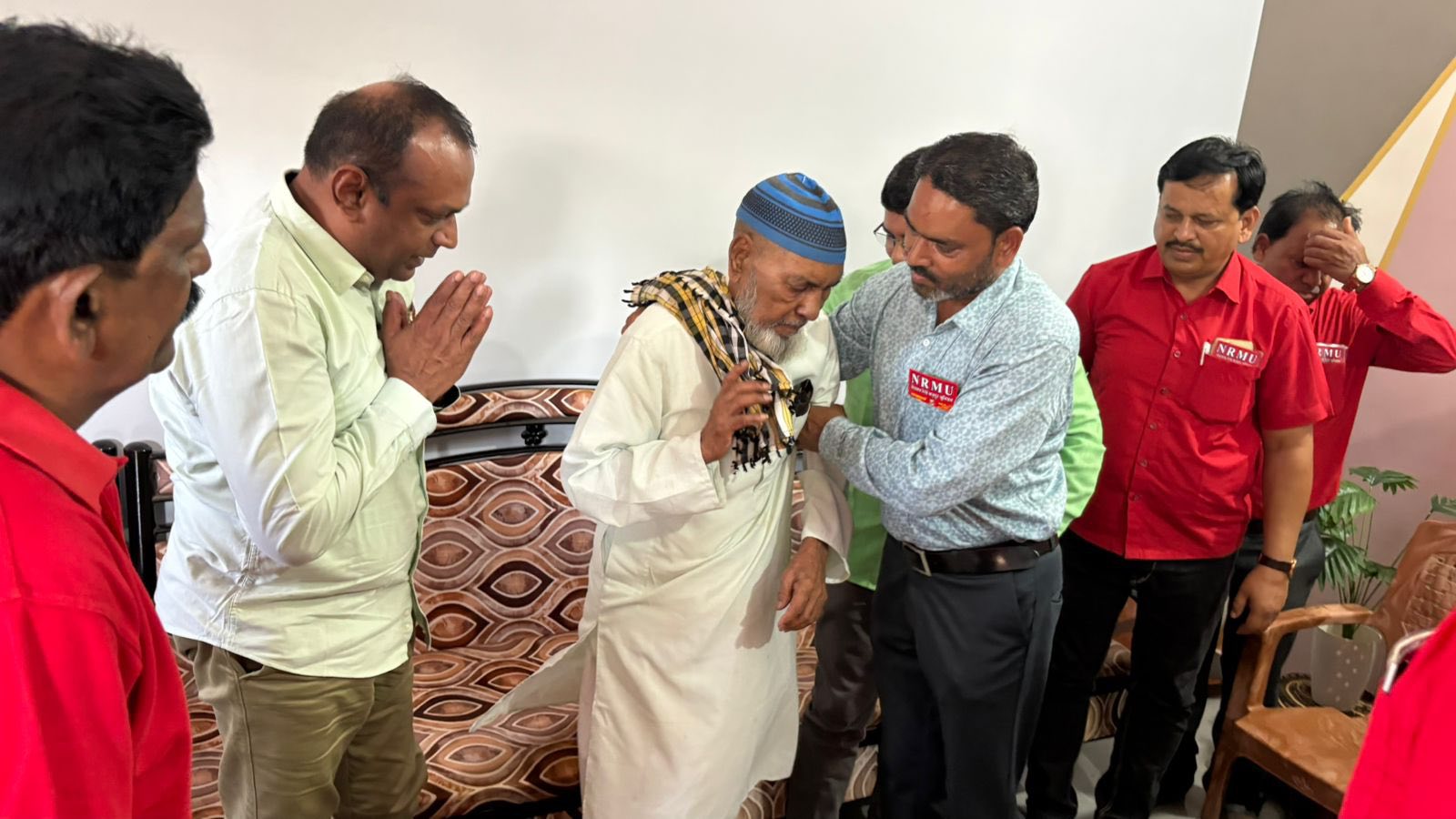 अपने साथियों के सुख दुःख में साथ देने की महामंत्री कॉम वेणु पी नायर जी के प्रकृति के चलते उन्होंने २७.०५.२०२६ को  भुसावल जाकर  NRMU भुसावल मंडल के मंडल अध्यक्ष कॉम्रेड इब्राहिम खान जी के निवास स्थान पर भेंट दी एवं कॉम्रेड इब्राहिम खान जी की माताजी के दुःखद निधन पर उनके परिवार को सांत्वना दी ।  उसके पश्चात उन्होंने कॉम्रेड इब्राहिम खान जी की सुपुत्री ताहसीन इब्राहिम पठान ने 12वीं परीक्षा में शानदार 96.80% अंक प्राप्त कर विद्यालय में गौरवपूर्ण सफलता हासिल की इसलिए उन्होंने उसे शुभकामनाएँ दीं एवं उज्ज्वल भविष्य के लिए आशीर्वाद प्रदान किया ।