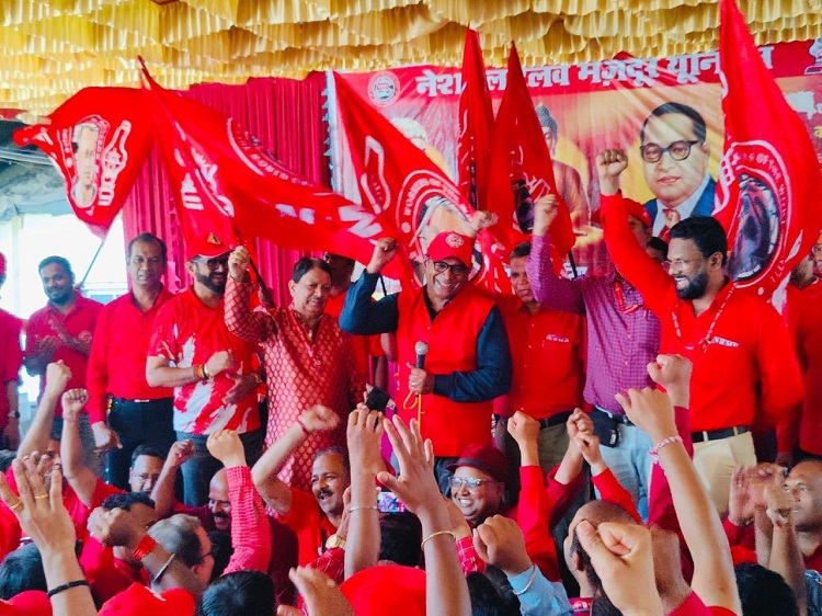 दिनांक १ मे २०२६ रोजी एन आर एम यू च्या वतीने कल्याण इन्स्टिट्यूट येथे आंतरराष्ट्रीय कामगार दिन, महाराष्ट्र दिन व बुद्ध जयंती उत्साहात साजरी करण्यात आली.