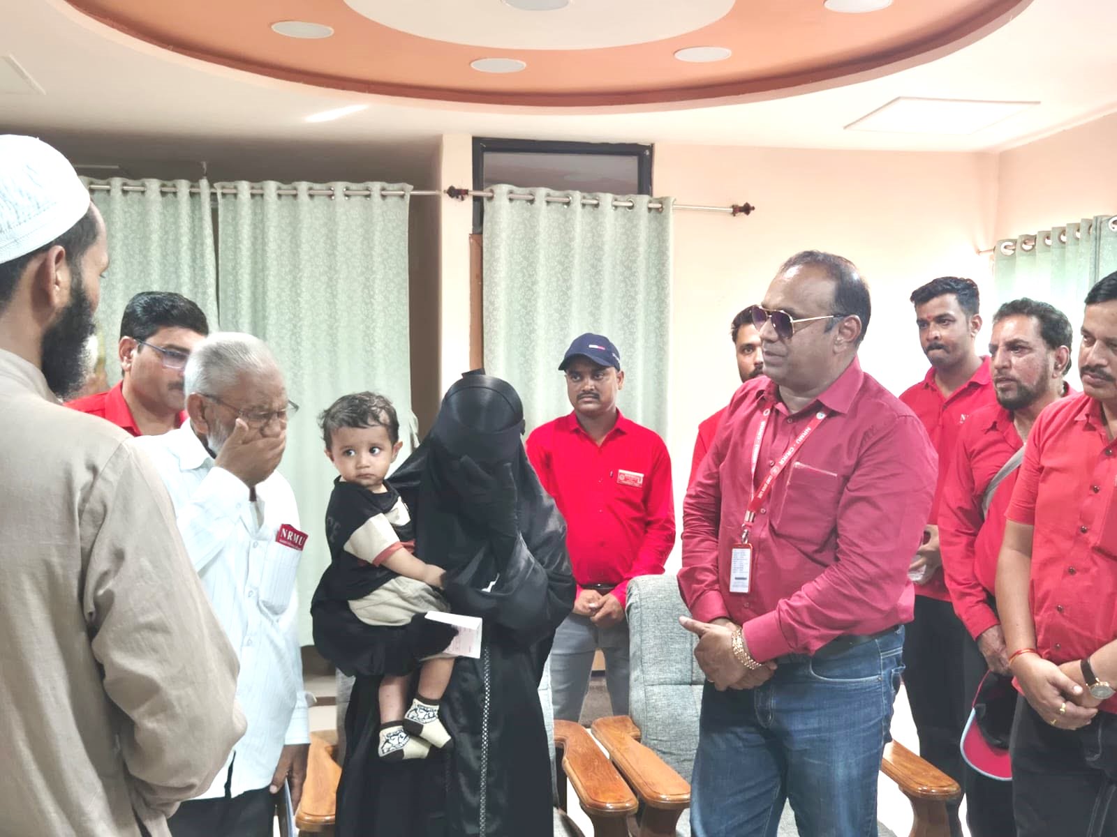 नेशनल रेलवे मजदूर यूनियन ने एक बार फिर अपने सदस्य परिवार के प्रति संवेदनशीलता और प्रतिबद्धता का परिचय देते हुए स्वर्गीय मुजम्मिल अहमद शेख (S&T खलासी, जलगांव) के परिवार को ₹1,00,000 (एक लाख रुपये) की आर्थिक सहायता प्रदान की।