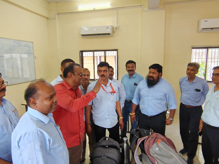 दिनांक 12/06/2026 को मोटरमैन ट्रेनिंग सेंटर (MTC), कल्याण में महामंत्री जी ने प्री-LI ट्रेनी, प्रमोशन ट्रेनी, रिफ्रेशर ट्रेनी एवं वन डे ट्रेनी साथियों से संवाद किया तथा उनका मार्गदर्शन किया।