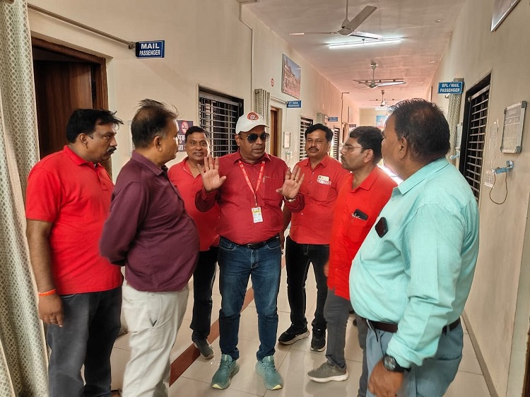 18.06.2026 को आदरणीय महामंत्री कामरेड वेणु पी. नायर जी द्वारा भुसावल मंडल के का खंडवा दौरा किया गया और साथ ही खंडवा के यूनियन के पदाधिकारीयों के साथ सफलतापूर्वक बैठक संपन्न  की गयी |