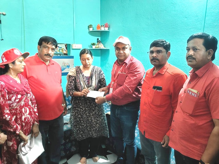 नेशनल रेलवे मजदूर यूनियन के आदरणीय महामंत्री कामरेड वेणु पी. नायर जी ने आज दिनांक 18.06.2026 को स्वर्गीय श्री शशिकांत कश्यप जी (एमसीएम, C&W, खंडवा) के दुखद निधन पर उनके निवास स्थान पर पहुंचकर शोकाकुल परिवारजनों से भेंट की एवं अपनी गहरी संवेदनाएं व्यक्त कीं और उनके परिवार को यूनियन के माध्यम से  आर्थिक सहायत्ता स्वररूप रुपये १ लाख की राशि चेक के माध्यम से प्रदान की |