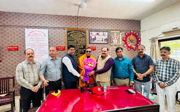 दिनांक 19 जून 2026 को इंडिया सिक्योरिटी प्रेस मजदूर संघ द्वारा नेशनल रेलवे मजदूर यूनियन के महामंत्री आदरणीय कामरेड वेणु पी. नायर जी का नासिक रोड स्थित संघ कार्यालय में भव्य स्वागत एवं सत्कार किया गया