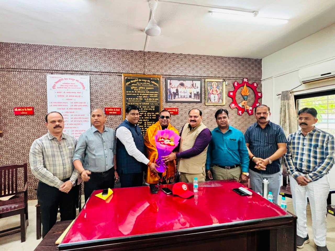 दिनांक 19 जून 2026 को इंडिया सिक्योरिटी प्रेस मजदूर संघ द्वारा नेशनल रेलवे मजदूर यूनियन के महामंत्री आदरणीय कामरेड वेणु पी. नायर जी का नासिक रोड स्थित संघ कार्यालय में भव्य स्वागत एवं सत्कार किया गया