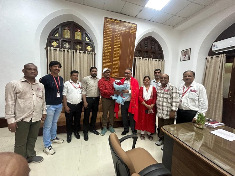 NRMU DELEGATION LED BY GS COM. VENU P. NAIR MET SHRI PRAVESH PANDEY, PCPO-CENTRAL RAILWAY AND EXTENDED THEIR HEARTFELT CONGRATULATION FOR HIS PROMOTION AS AM(HR), RAILWAY BOARD, NEW DELHI