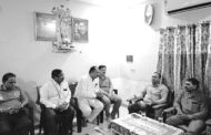 महामंत्री कॉम. वेणु पी नायर जी ने अपने भूसावल दौरे के दरमियान कॉम. सुशिल पगारे जी जिनकी पूज्य माताजी का हाल ही में निधन हुआ, उनके घर जाकर उनके परिवार से मुलाकात की और शोक संतप्त परिवार के प्रति गहरी संवेदना व्यक्त करते हुए उन्हें सांत्वना दी | |