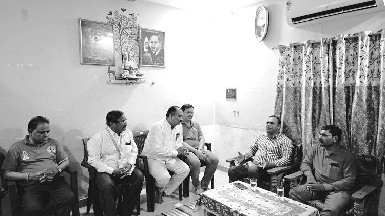 महामंत्री कॉम. वेणु पी नायर जी ने अपने भूसावल दौरे के दरमियान कॉम. सुशिल पगारे जी जिनकी पूज्य माताजी का हाल ही में निधन हुआ, उनके घर जाकर उनके परिवार से मुलाकात की और शोक संतप्त परिवार के प्रति गहरी संवेदना व्यक्त करते हुए उन्हें सांत्वना दी | |