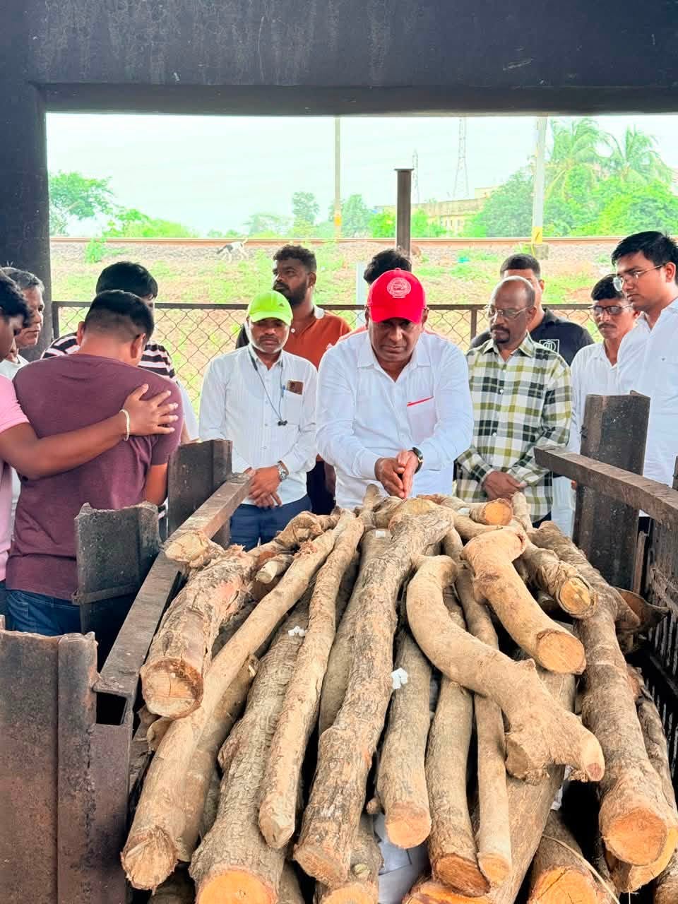 नेशनल रेल्वे मजदूर युनियन (मध्य/कोकण) चे ज्येष्ठ कार्यकर्ते, कुर्ला डिझेल शाखेचे चेअरमन, ईसीसीसी सोसायटीचे डेलिगेट आणि कामगार चळवळीचे खंदे समर्थक कॉ. काळुराम साळुंखे यांचे वयाच्या 58 व्या वर्षी, दीर्घ आजाराने दिनांक 08 जुलै 2026 रोजी वाशी येथील फोर्टिस हॉस्पिटलमध्ये दुःखद निधन झाले.दिनांक 09 जुलै 2026 रोजी वांगणी येथील वैकुंठधाम येथे त्यांच्या पार्थिवावर अंत्यसंस्कार करण्यात आले यावेळी नेशनल रेल्वे मजदूर युनियनच्या पदाधिकाऱ्यांनी, कार्यकर्त्यांनी तसेच रेल्वे कामगारांनी उपस्थित राहून त्यांना भावपूर्ण श्रद्धांजली अर्पण केली.