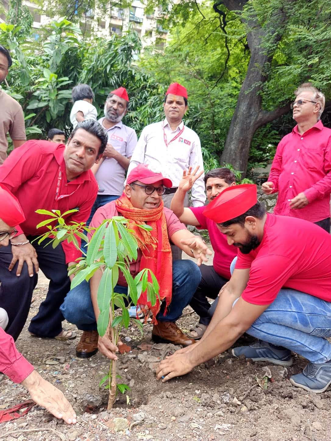आज 12/07/2026 को ट्रॉम्बे रेलवे कॉलोनी में नेशनल रेलवे मजदूर यूनियन (NRMU) के आदरणीय महामंत्री कॉमरेड वेणु पी. नायर जी की गरिमामयी उपस्थिति में भव्य वृक्षारोपण कार्यक्रम का सफल आयोजन किया गया।