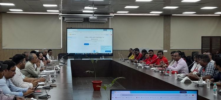 आज, 16 जुलाई 2026 को माटुंगा कारखाना में नेशनल रेलवे मजदूर यूनियन एवं प्रशासन के बीच एक महत्वपूर्ण इन्फॉर्मल मीटिंग सौहार्दपूर्ण एवं सकारात्मक वातावरण में संपन्न हुई।