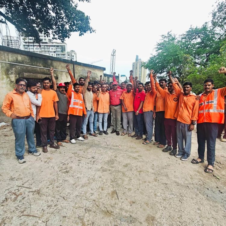 आज 18/07/2026 की सुबह 18/07/2026 8.30 am एनआरएमयू के महामंत्री कामरेड वेणु पी. नायर जी ने बड़ीबंदर स्थित केबिन में ट्रैकमैन साथियों से आत्मीय मुलाकात कर उनकी समस्याओं को गंभीरता से सुना।